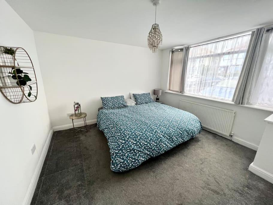 Modern 2 Bed Close To Mall With Parking & Garden Londra Esterno foto