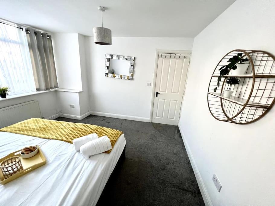 Modern 2 Bed Close To Mall With Parking & Garden Londra Esterno foto
