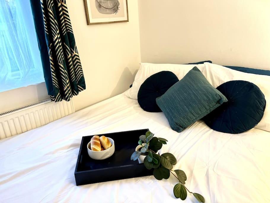 Modern 2 Bed Close To Mall With Parking & Garden Londra Esterno foto