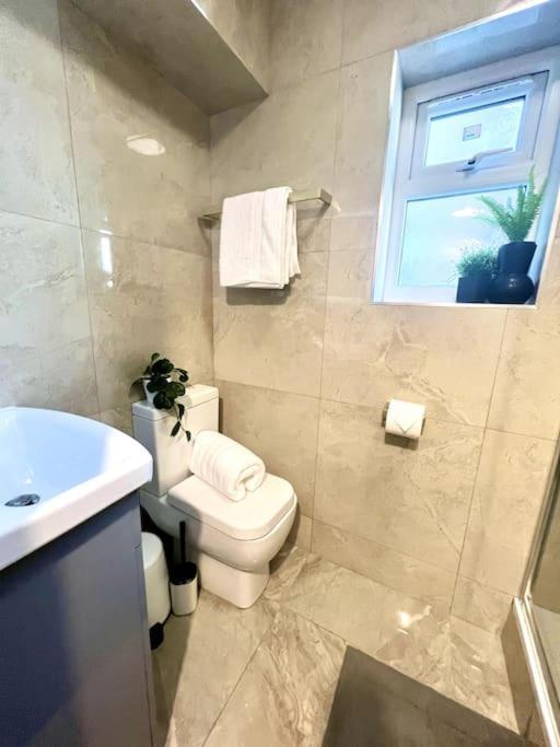 Modern 2 Bed Close To Mall With Parking & Garden Londra Esterno foto