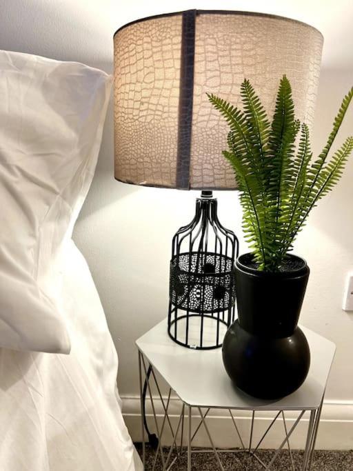 Modern 2 Bed Close To Mall With Parking & Garden Londra Esterno foto