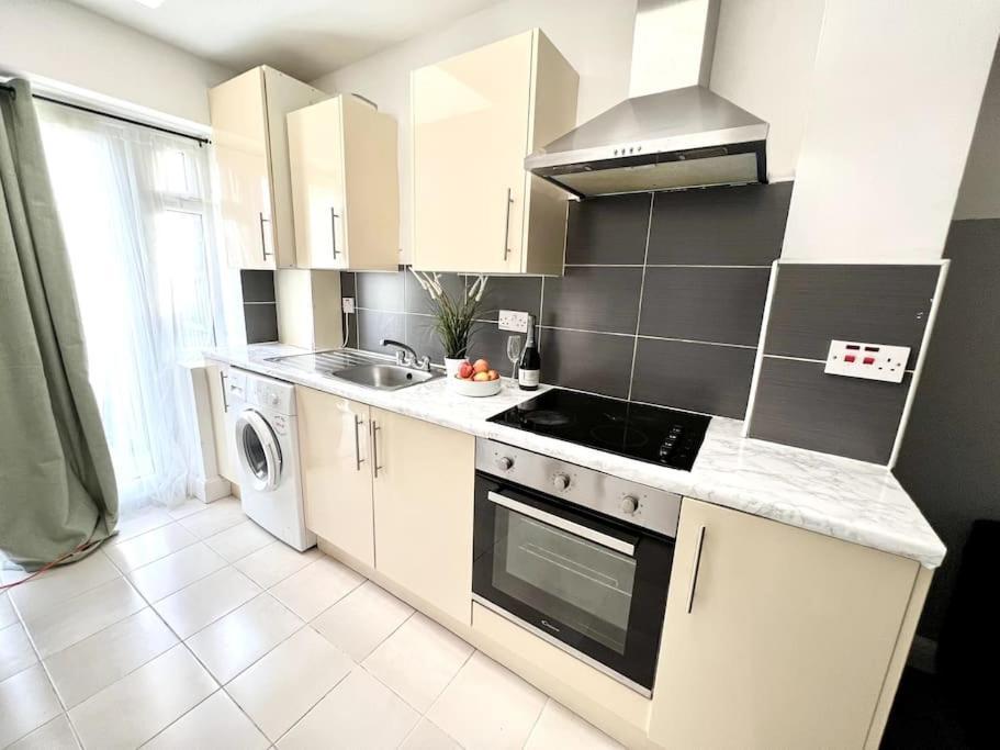 Modern 2 Bed Close To Mall With Parking & Garden Londra Esterno foto